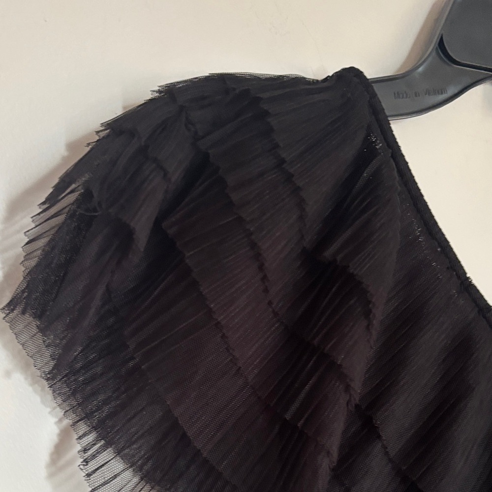 Elegant Black Ruffled Women's Top - Picture 8 of 9